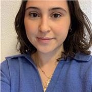 Soy una chica extrovertida, responsable y creativa. Soy generosa y discreta. Me gusta mucho leer y escuchar música